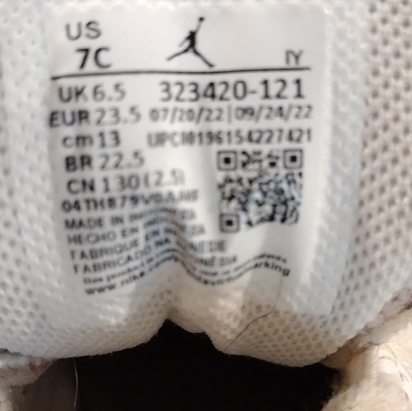 Boy's Jordans sneakers with Velcro ties, size 7C, gray and white. - Picture 3 of 10